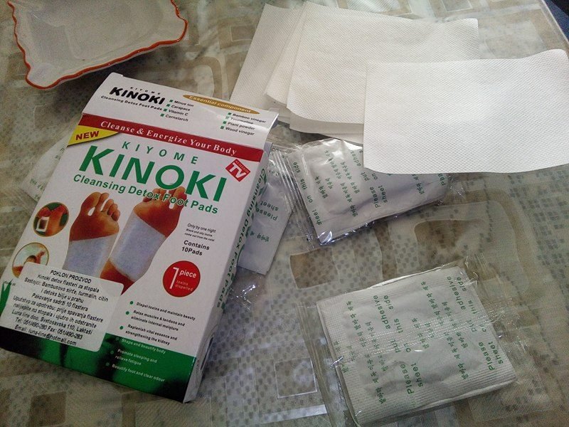 Krabička detoxikačních náplastí na chodidla a rozbalené náplasti