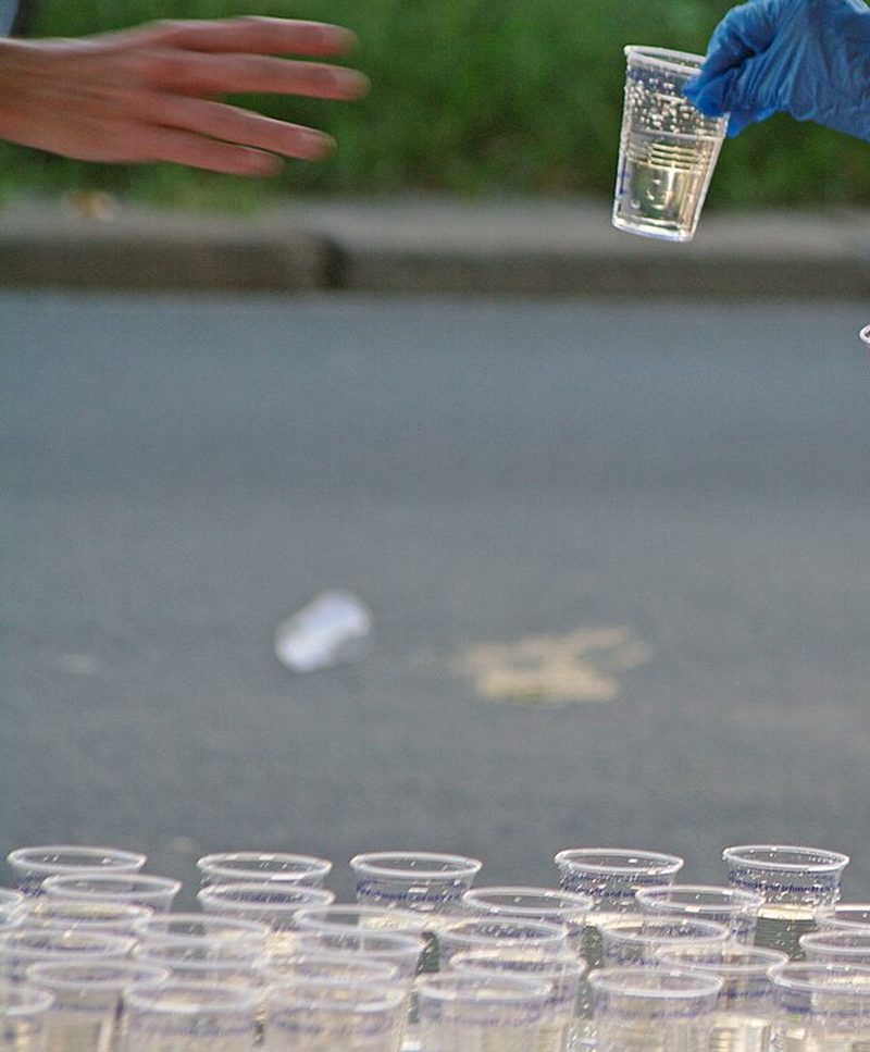 Kelímky s vodou na občerstvovací stanici maratonu