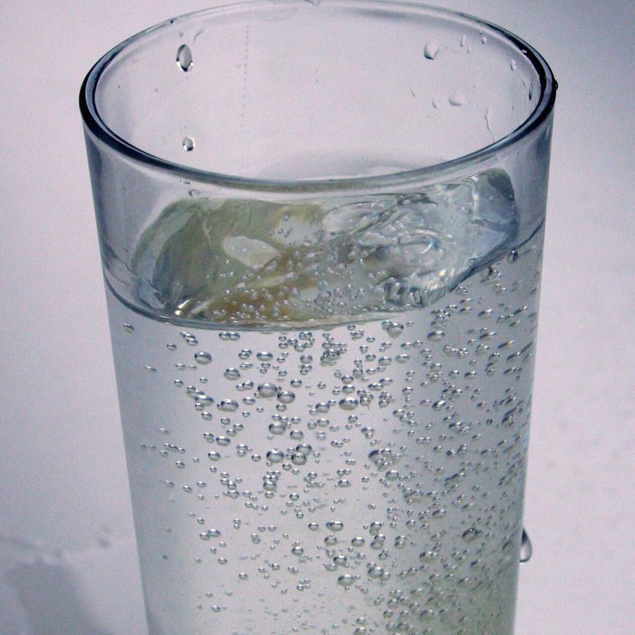 Šumivá tableta se rozpouští ve sklenici vody