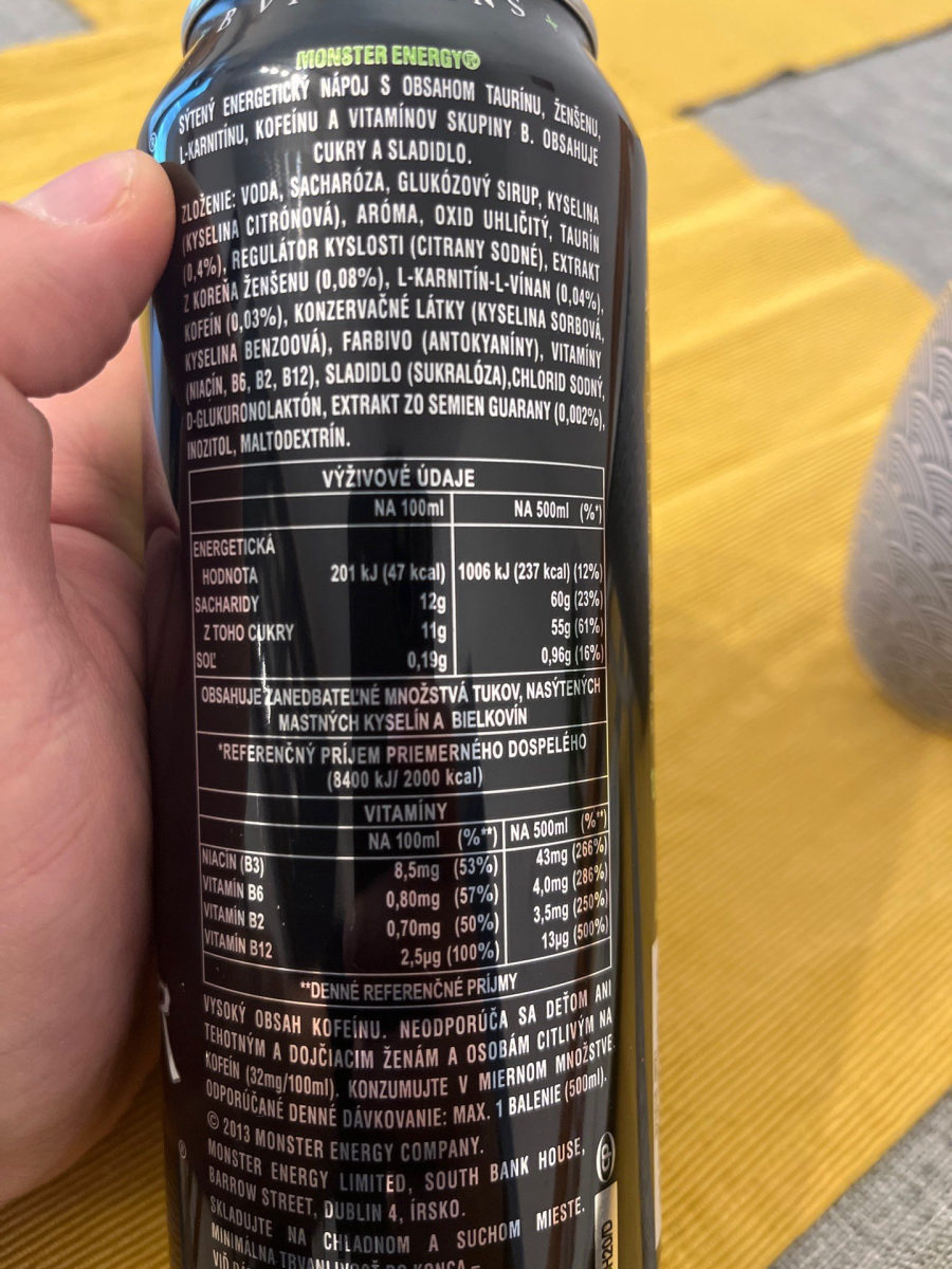 Etiketa plechovky Monster Energy 500 ml s povinným varováním o vysokém obsahu kofeinu a údajem 32 mg/100 ml