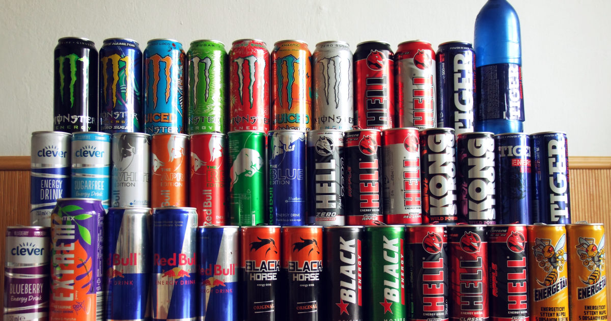 Plechovky různých energetických nápojů prodávaných v Česku