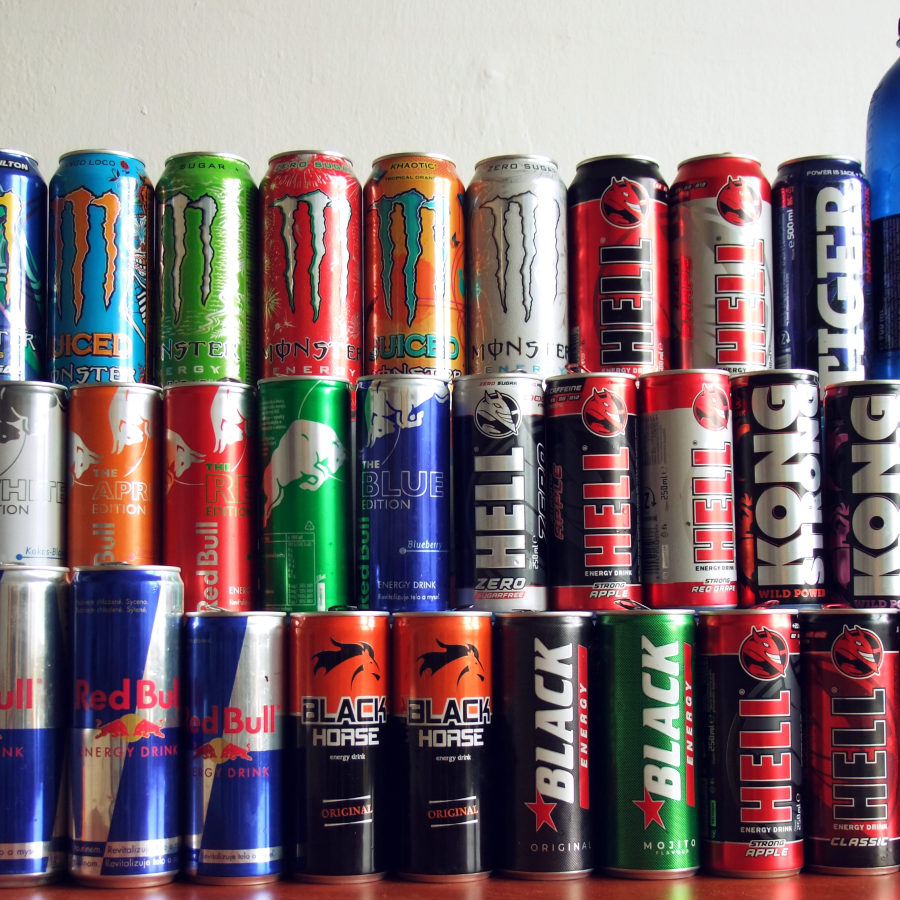 Plechovky energetických nápojů z českého trhu: Monster, Red Bull, Hell, Semtex, Kong Strong