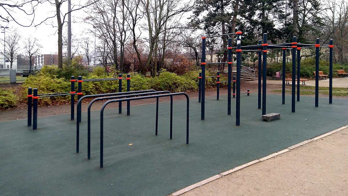 Venkovní workoutové hřiště s hrazdami a bradly v parku