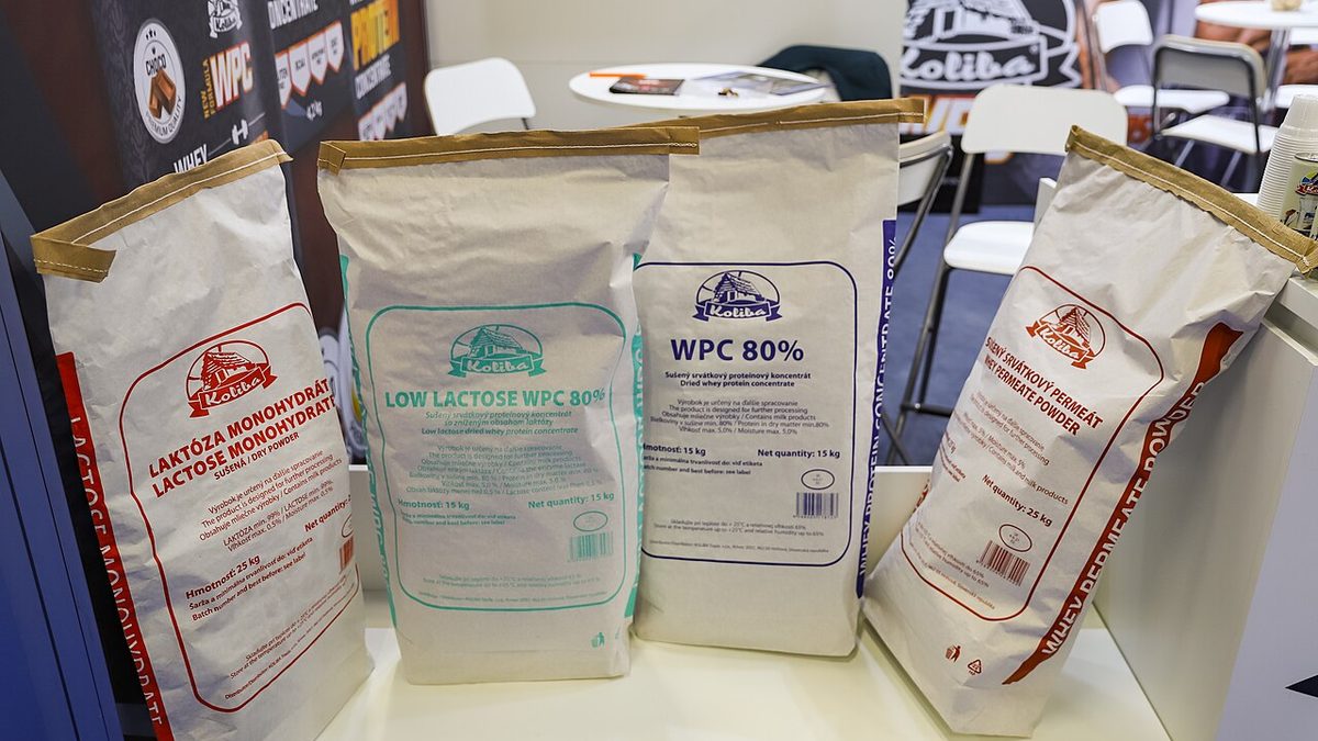 Papírové pytle se syrovátkovým koncentrátem WPC 80 %, koncentrátem se sníženou laktózou a sušenou laktózou na veletrhu