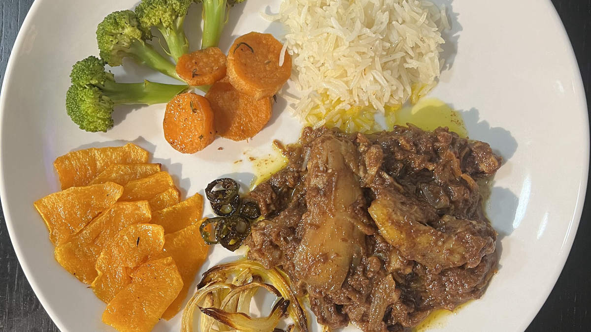 Talíř s dušeným kuřecím masem, rýží, brokolicí, mrkví, dýní a pečenou cibulí