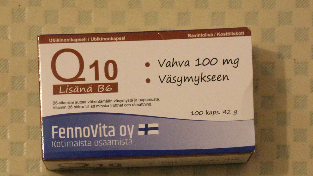 Krabička finského doplňku Q10 se 100 mg a nápisem Väsymykseen