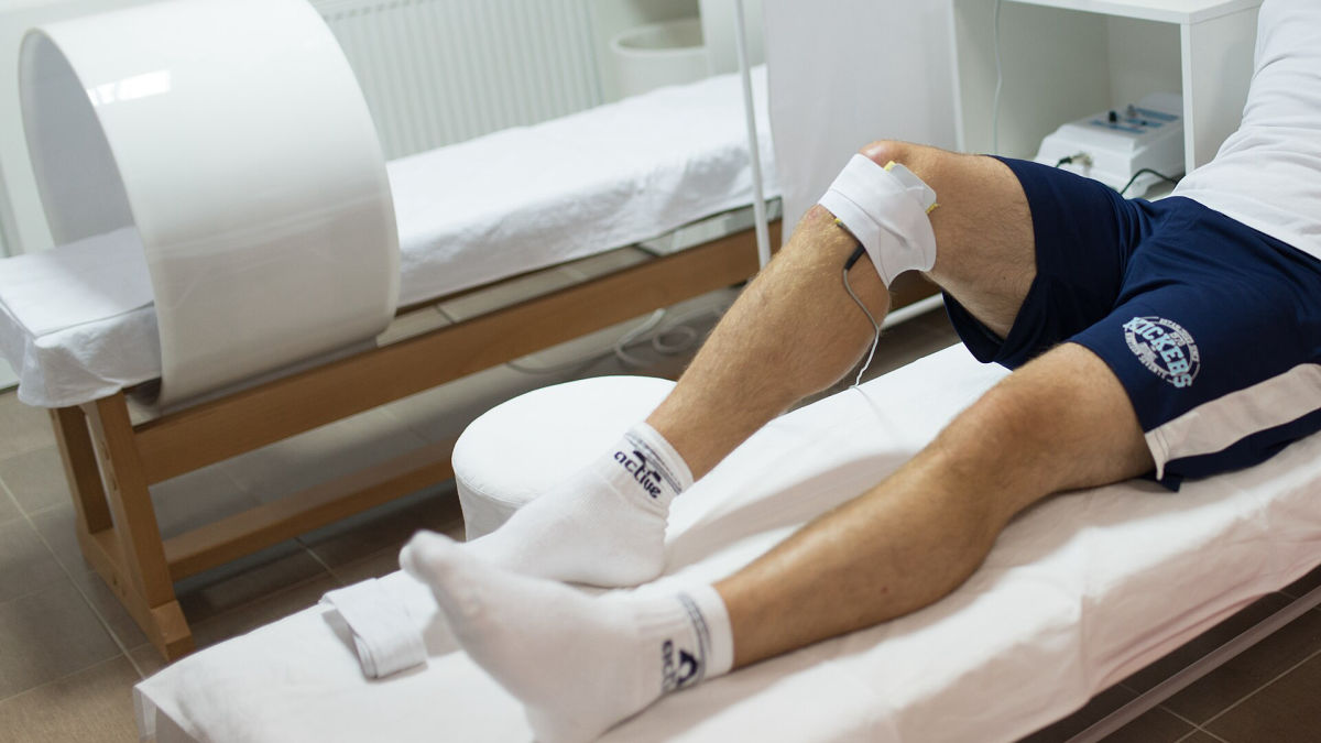 Fyzioterapie kolene na lůžku s elektrodami