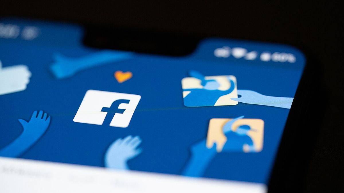 Detail displeje telefonu s otevřenou aplikací Facebook